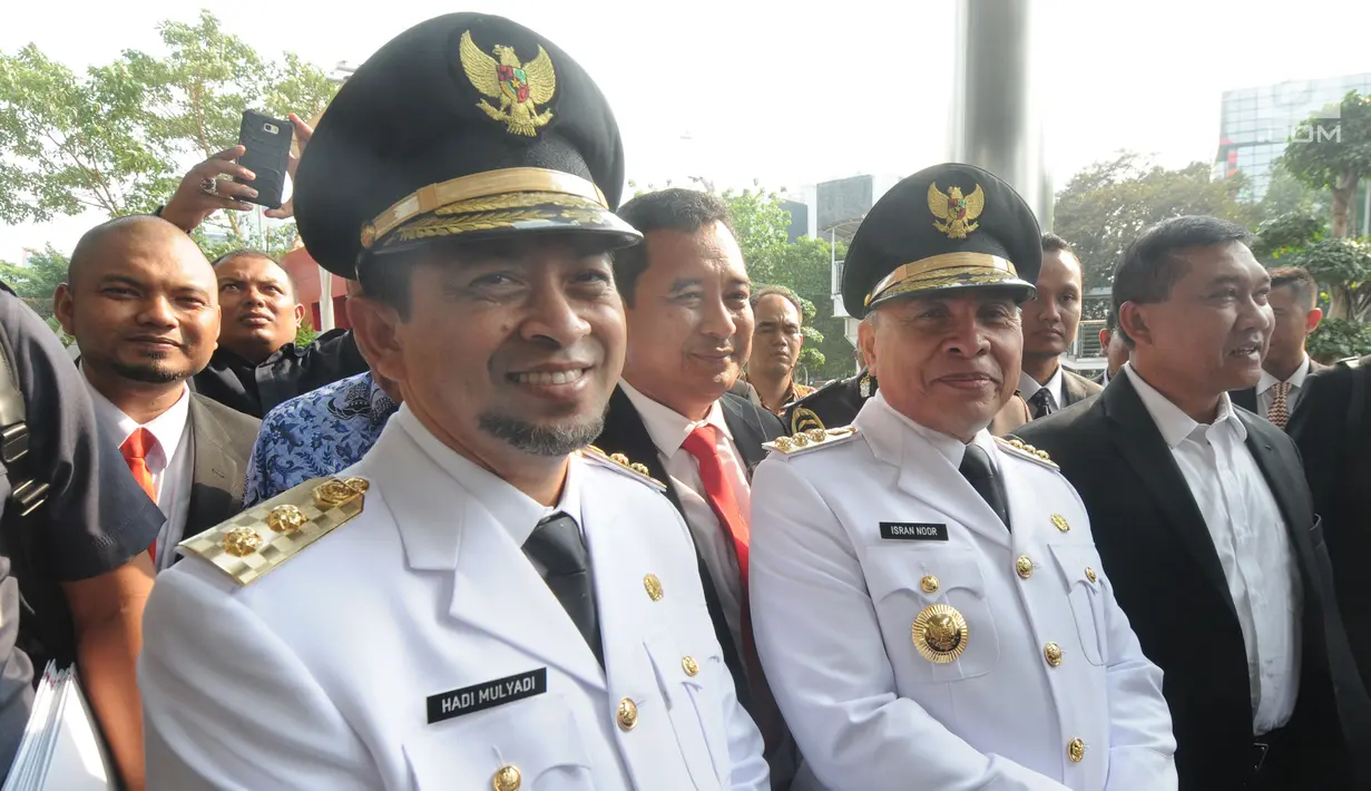 Gubernur-Wagub Kaltim Isran Noor dan Hadi Mulyadi mendatangi gedung KPK, Jakarta, Senin (1/10). Pasangan gubernur dan wakil gubernur terpilih ini mendatangi KPK usai dilantik oleh Presiden Joko Widodo di Istana Negara. (Merdeka.com/Dwi Narwoko)