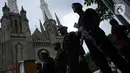 Personel Brimob melakukan penjagaan saat penyisiran di Gereja Katedral, Jakarta, Jumat (24/12/2021). Polda Metro Jaya bersama Satuan Brimob melakukan sterilisasi sejumlah gereja guna memastikan bebas dari bahan berbahaya. (Liputan6.com/Faizal Fanani)