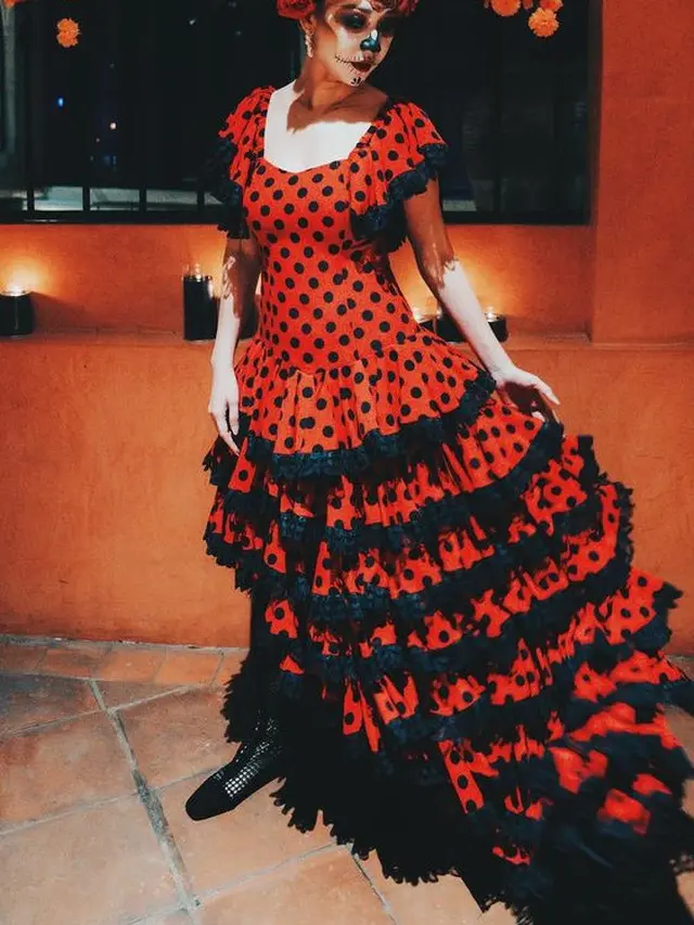 Gaya Bunga Citra Lestari dan Suami saat Halloween sebagai Catrina. [@itsmebcl/anggarcp]