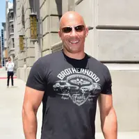 Dalam perjalanannya memburu hantu, Kaulder  (Vin Diesel) ditemani oleh penyihir cantik dari New York di abad ke-21.  (AFP/Bintang.com)