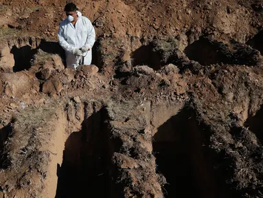 Seorang pekerja beristirahat saat menggali kuburan di pemakaman San Vicente di Cordoba, Argentina, 14 April 2020. Pemerintah kota di provinsi Argentina tengah, Cordoba telah menggali sekitar 250 kuburan untuk mengantisipasi peningkatan korban jiwa dari pandemi Covid-19. (AP/Nicolas Aguilera)