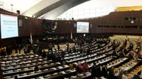 Setelah dihujani interupsi, sidang paripurna MPR untuk memilih pimpinan MPR diskors dan lanjutkan dengan rapat gabungan pukul 13.30 WIB, Jakarta, (7/10/14). (Liputan6.com/Andrian M Tunay) 