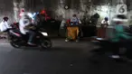 Penjahit vermak pakaian melayani pelanggan di kawasan Jatinegara, Jakarta, Selasa (29/9/2020). Pandemi Covid-19 berdampak pada sepinya pelanggan yang menjahitkan pakaian seperti biasanya. (merdeka.com/Imam Buhori)