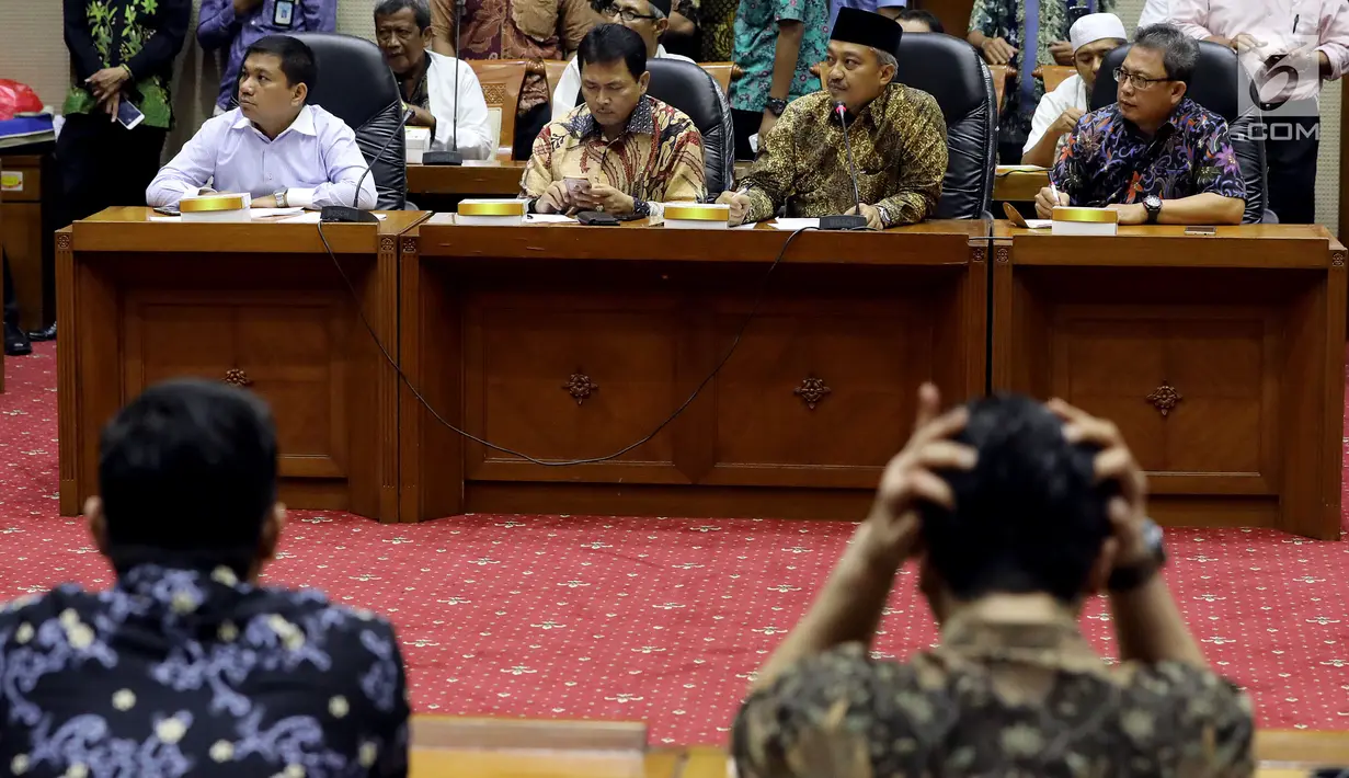 Suasana pertemuan korban First Travel dengan Komisi VIII DPR Fraksi PPP di Kompleks Parlemen, Senayan, Jakarta, Jumat (18/8). Calon jemaah tersebut meminta solusi  penyelesaian kasus ini secepatnya. (Liputan6.com/Johan Tallo)