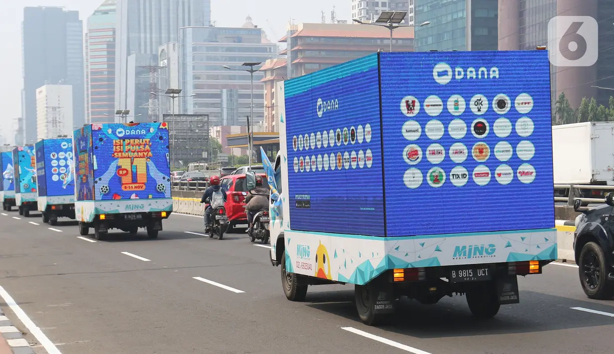 Mobil 11.11 melakukan konvoi di Jakarta, Kamis (7/11/2019). DANA menggelar konvoi Mobil 11.11 untuk merayakan momentum The Single's Day 11.11. (Liputan6.com/Herman Zakharia)