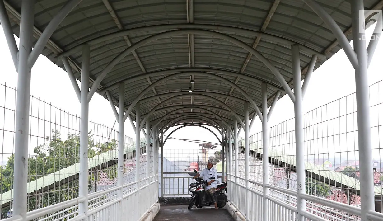 Pemotor melintasi jembatan penyeberangan orang (JPO) di kawasan Pasar Minggu, Jakarta, Rabu (24/4). Kurangnya kesadaran akan tertib berlalu lintas menyebabkan para pemotor itu nekat melintasi JPO, meskipun dapat merugikan hak pejalan kaki. (Liputan6.com/Immanuel Antonius)