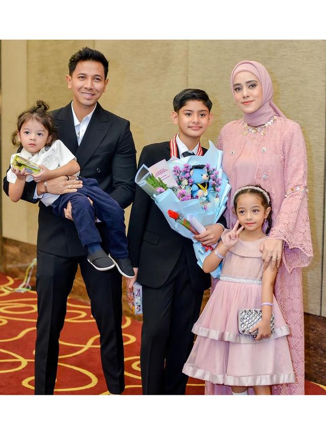 11 Potret Artis Dampingi Anak di Kelulusan Sekolah Tahun 2024, Penuh Rasa Bangga