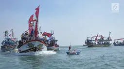 Nelayan Desa Sendang Sikucing Kendal, Jawa Tengah melakukan ritual pesta laut  dengan berdoa bersama di muara pantai, Minggu (7/10). Dalam ritual ini para nelayan kemudian melarung kepala kerbau di  tengah laut. (Liputan6.com/Gholib)