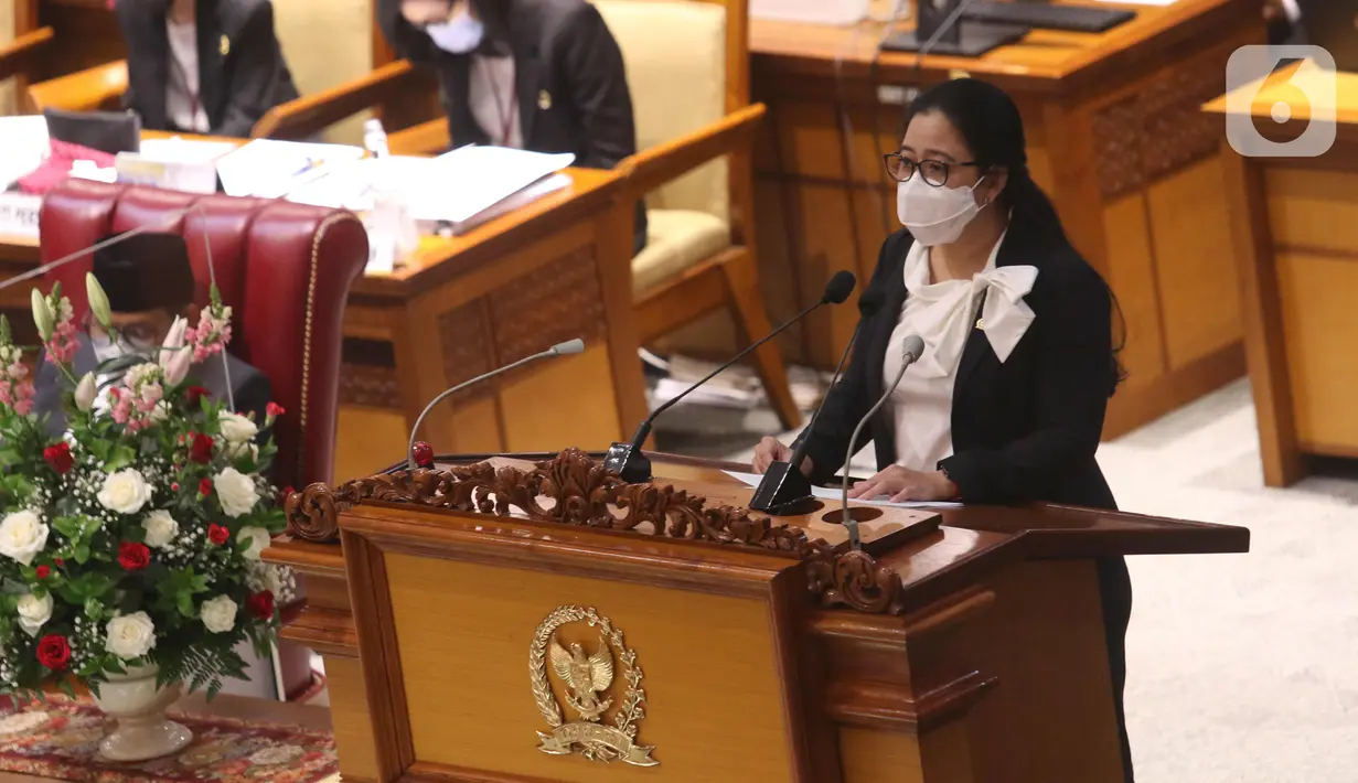 Ketua DPR Puan Maharani berpidato pada Rapat Paripurna Pembukaan Masa Persidangan IV Tahun Sidang 2020-2021 di Kompleks Parlemen, Senayan, Jakarta, Senin (8/3/2021). Rapat Paripurna tersebut beragenda pidato pembukaan masa persidangan oleh Ketua DPR. (Liputan6.com/Angga Yuniar)