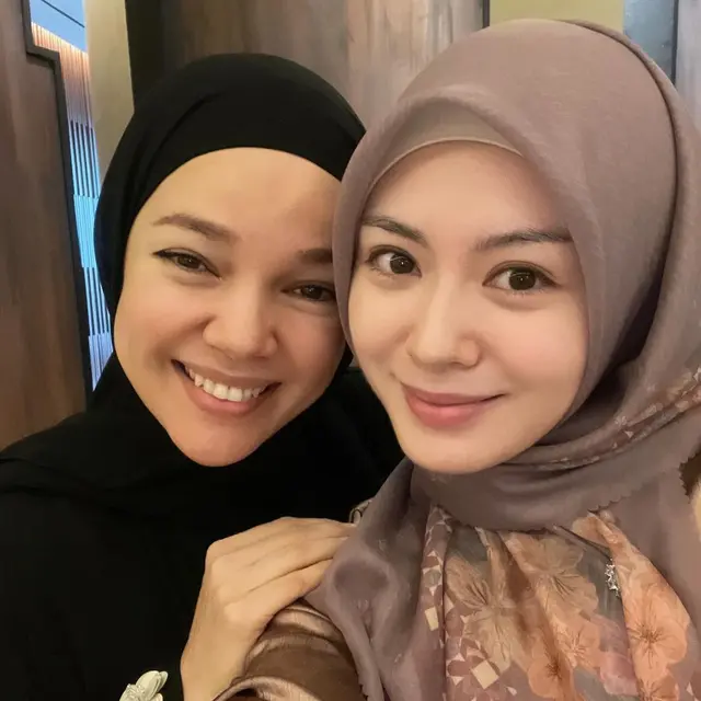 Sama-sama Mualaf, 6 Potret Kebersamaan Dewi Sandra dan Ayana Moon Bak Kakak Adik