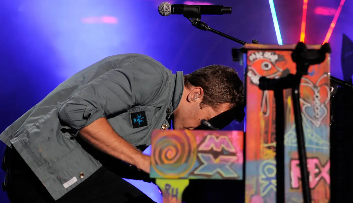Chris Martin memendam kepalanya di piano saat tampil dalam Samsung AT&T Summer Krush di Los Angeles pada tanggal 3 Agustus 2011. (AP Photo/Chris Pizzello)