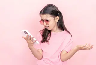 Sebagai orangtua, penting untuk membantu anak untuk menemukan keseimbangan dalam penggunaan gadget. [Dok/freepik.com/pvproduction]
