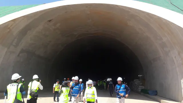 Tol Cisumdawu memiliki terowongan terpanjang di Indonesia.