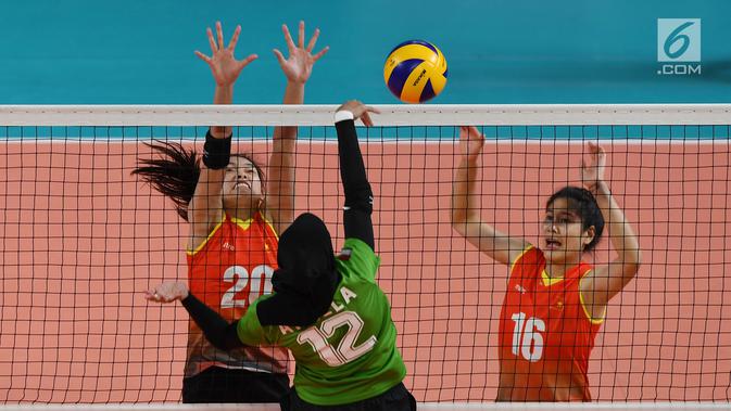 Pevoli putri Indonesia melepas bola ke tim voli Vietnam pada pertandingan babak semifinal peringkat 5-8 voli putri Asian Games 2018 di Tennis Indoor Senayan, Jakarta, Jumat (31/8). Indonesia kalah 1-3. (Merdeka.com/Imam Buhori)