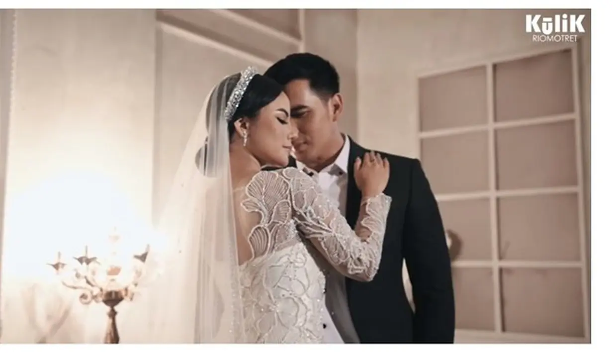 <p>Dinar Candy dan Ridho Ilahi (Sumber: YouTube/RIOMOTRET)</p>