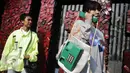 Sebuah tas yang dirancang dari limbah telepon dipamerkan oleh aktivis yang tergabung dalam Greenpeace Indonesia saat menggelar aksinya di car free day dikawasan Bunderan HI, Jakarta, Minggu (26/2). (Liputan6.com/Faizal Fanani)