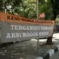 Sebuah spanduk berukuran lebar sekitar 1,5 dan panjang 5 meter mengecam aksi mogok kerja yang dilakukan para pekerja JICT. (Moch Harun/Liputan6.com)