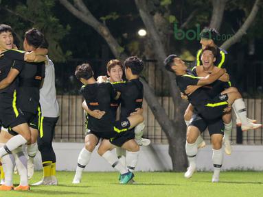 Para pemain Korea Selatan U-23 melakukan uji ketahanan saat sesi latihan di Lapangan ABC Senayan, Jakarta (20/6/2018). Indonesia akan melawan Korea pada laga uji coba 23 Juni 2018. (Bola.com/Nick Hanoatubun)