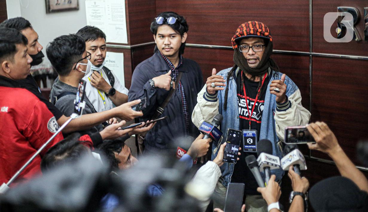 Salah seorang keluarga korban tragedi Kanjuruhan menyampaikan keterangan usai mendatangi Kantor Komisi Nasional Hak Asasi Manusia (Komnas HAM) di Jakarta, Kamis (17/11/2022). Pertemuan yang berlangsung secara tertutup tersebut hendak menyampaikan aspirasi terkait peristiwa pada 1 Oktober 2022 yang menewaskan 135 orang suporter sepak bola. (Liputan6.com/Faizal Fanani)