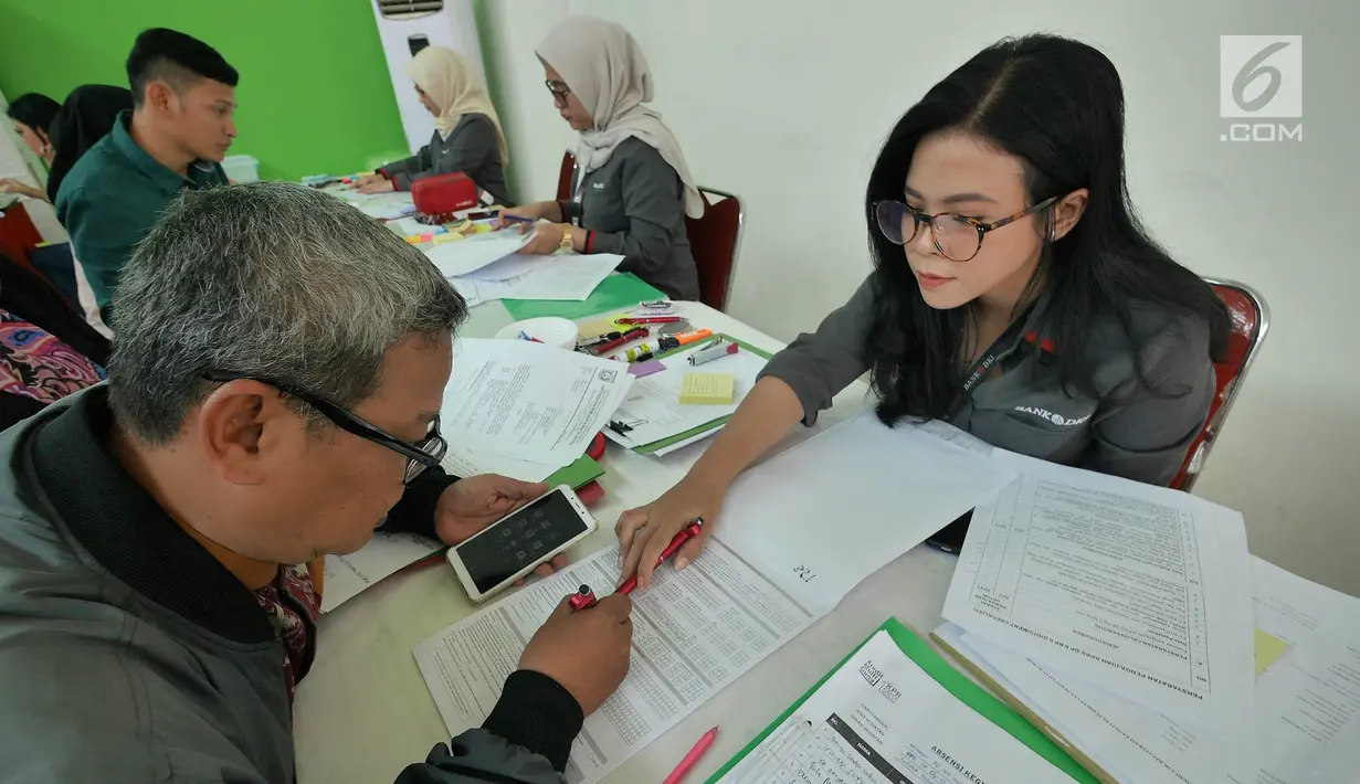 Warga mengisi fomulir pendaftaran Program Samawa Rumah DP 0 Rupiah di lokasi Rusunami Klapa Village, Jakarta, Minggu (28/7/2019). Proses pengajuan permohonan kredit dan pemilihan unit Program Samawa Rumah DP 0 rupiah dimulai dari Sabtu (27/7/2019) sampai 4 Agustus 2019. (Liputan6.com/Herman Zakharia
