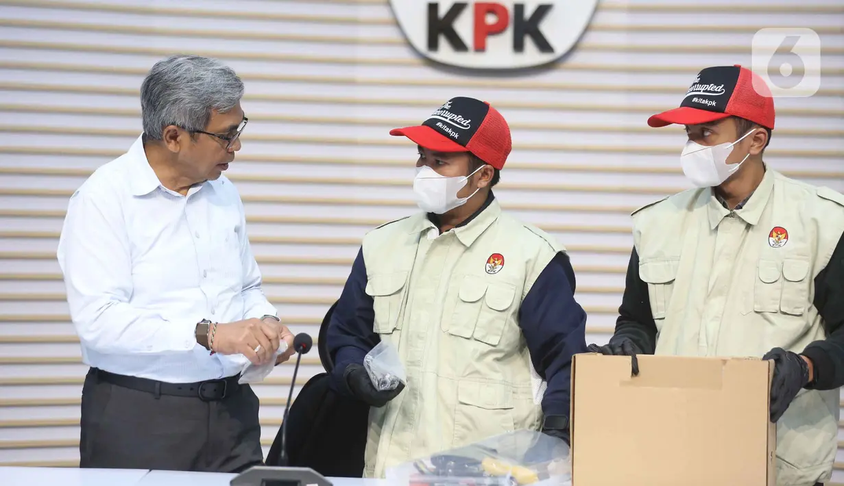 Ketua Komisi Pemberantasan Korupsi (KPK), Setyo Budiyanto (kiri) berbincang dengan petugas yang memperlihatkan barang bukti Operasi Tangkap Tangan (OTT) di Kantor Imigrasi Jakarta Barat, Gedung Merah Putih KPK, Jakarta, Kamis (4/6/2026). (Liputan6.com/Helmi Fithriansyah)