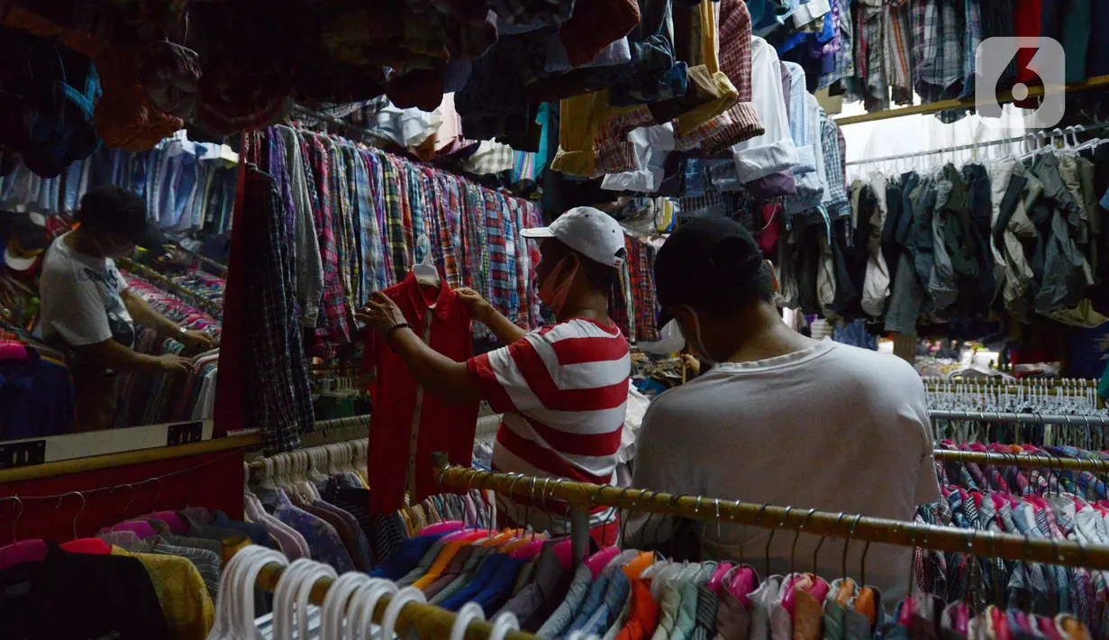 <p>Warga memilih pakaian bekas (Thrifting) di pasar Proyek Senen, Jakarta, Selasa (12/10/2021). Akibat pandemi membuat tren thrifting menjadi alternatif pemasukan baru bagi para pedagang pakaian bekas di tengah pandemi. (merdeka.com/Imam Buhori)</p>