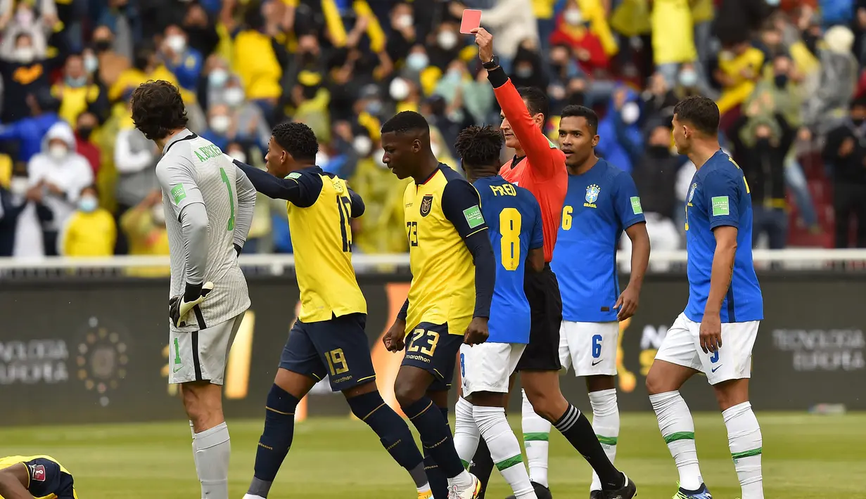 Usai meninjau VAR, hukuman penalti dianulir dan Alisson Becker lagi-lagi selamat dari kartu merah. (AFP/Pool/Rodrigo Buendia)