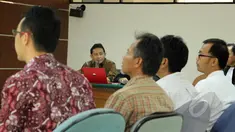 Terdakwa Udar Pristono (kedua kiri) saat menjalani sidang lanjutan di Pengadilan Tipikor, Jakarta, Senin (25/5/2015). Sidang ditunda sepekan karena Udar Pristono sakit. (Liputan6.com/Helmi Afandi)