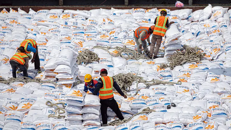 5000 Ton Beras Impor Asal Vietnam Tiba di Pelabuhan Tanjung Priok