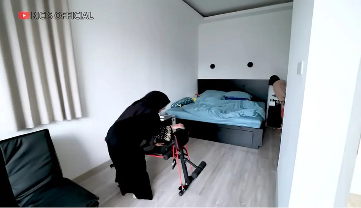 Bangun tidur langsung bisa langsung berolahraga, karena sudah tersedia. Farida mengaku sangat betah di kamarnya yang luas dan nyaman. "Jadi ini aslinya tiga kamar, aku nggak pernah turun-turun. Jadi aku tuh nggak pernah kemana-mana," kata sang pemilik seperti dilansir dari kanal Youtube Ria Ricis. [Youtube/Ricis Official]