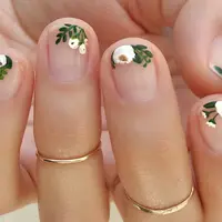 Dari sentuhan floral yang feminin hingga kesan bold lewat permainan garis, semua btertuang dalam tren manicure tahun 2019. (Foto: Instagram/@betinagoldstein)