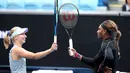 Serena Williams (kanan) dengan mudah mengalahkan Daria Gavriola dua set langsung dan masuk ke 16 besar Yarra Valley Classic. (Foto: AFP/David Gray)