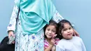 Pasangan Puput Melati dan Guntur Bumi, memberikan dasar pondasi agama pada anaknya. Puput juga membebaskan anaknya kelak memilih profesi yang dipilih, yang penting menjadi anak solehah. (Adrian Putra/Bintang.com)