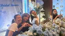 Penampilan Aaliyah Massaid terlihat kontras dengan para sahabatnya di momen bridal shower [@azizahsalsha_]