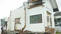 Anggota Forpi saat melakukan pantauan bangunan yang dibongkar. (KRJogja.com/Yudho P)