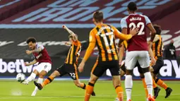 Pemain West Ham United, Felipe Anderson, melepaskan tendangan saat melawan Hull City pada laga Piala Liga Inggris di Stadion London, Rabu (23/9/2020). West Ham menang dengan skor 5-1. (AP/Alastair Grant, Pool)