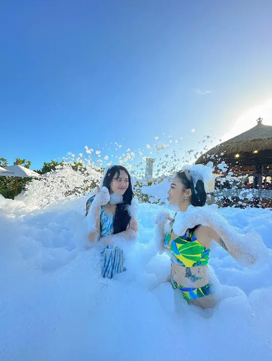 Di Bali ia juga ditemani rekannya sesama pedangdut, Arlida Putri. [Instagram @arlidaputrii]