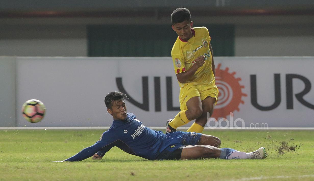 Pemain Persib Bandung U-19, Asep Mumin (bawah) melakukan blok terhadap sepakan pemain Bhayangkara FC U-19 pada laga Liga 1 U-19 di Stadion Patriot, Bekasi, (21/7/2017). Persib U-19 bermain imbang 1-1. (Bola.com/Nicklas Hanoatubun)
