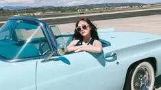 Menikmati liburan musim panas di Los Angeles, Amerika Serikat, begini style Jessica yang bisa kamu tiru. Dengan balutan Top Shirt Navy dan sunglasses, Jessica terlihat feminim dan fresh.(Liputan6.com/IG/@jessica.syj)