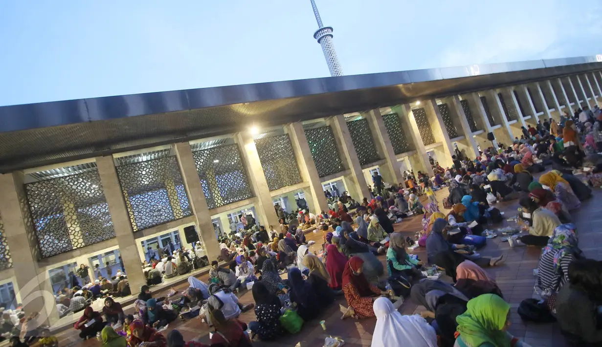 Umat muslim berbuka puasa bersama di Masjid Istiqlal, Jakarta, Jumat (10/6). Setiap hari selama sebulan penuh, pengurus Masjid Istiqlal menyediakan 3.000-4.000 boks nasi untuk berbuka puasa. (Liputan6.com/Immanuel Antonius)