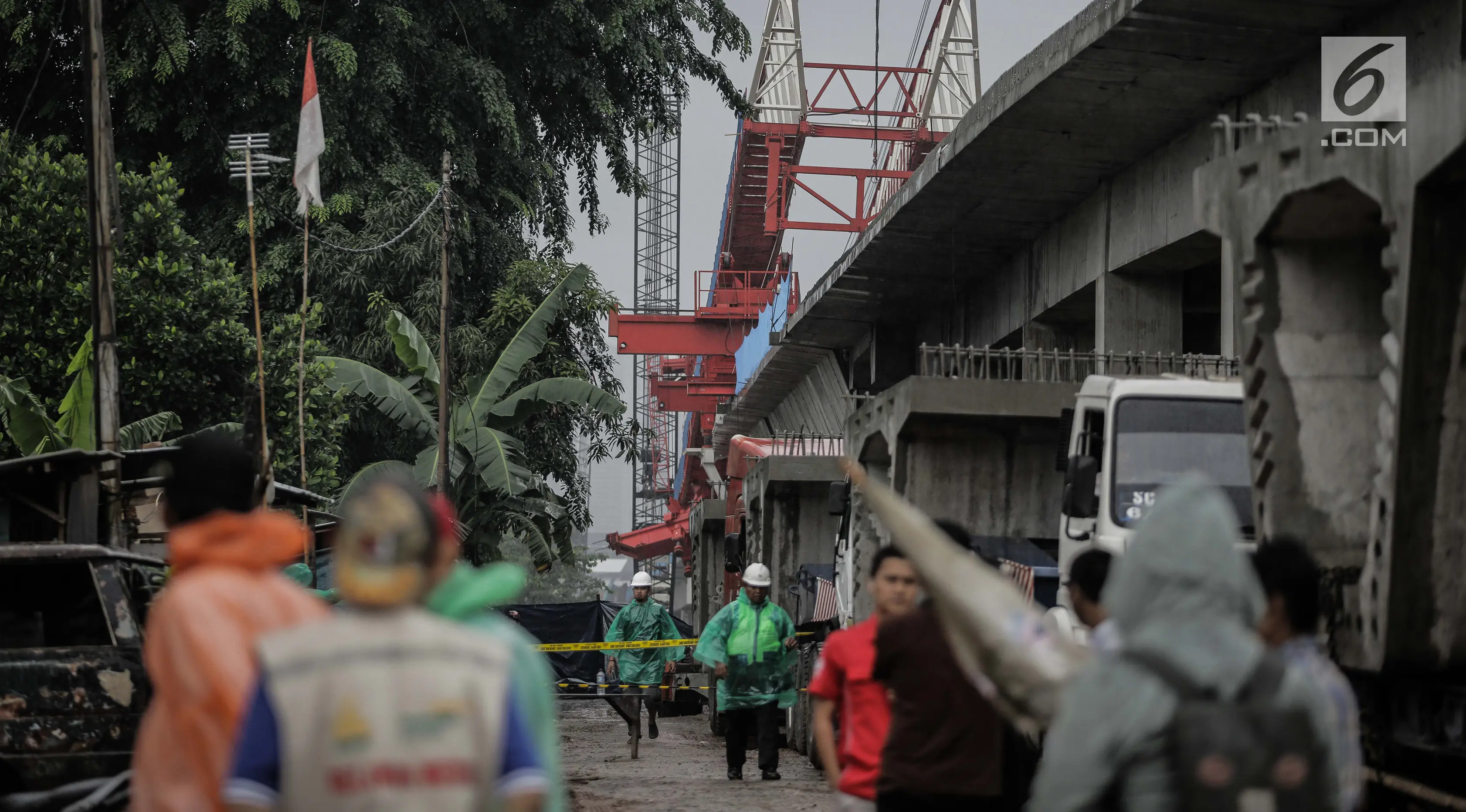Sejumlah petugas dan pekerja memeriksa kondisi crane pengerjaan proyek double-double track kereta api di Jatinegara yang ambruk, Jakarta, Minggu (4/2). (Liputan6.com/Faizal Fanani)