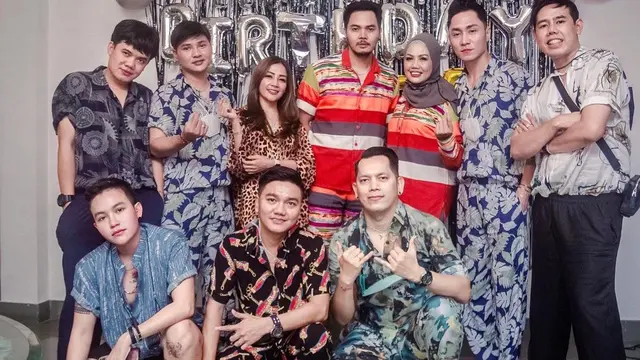 7 Momen Kejutan Ultah Suami Elly Sugigi, Gelar Pesta Piyama