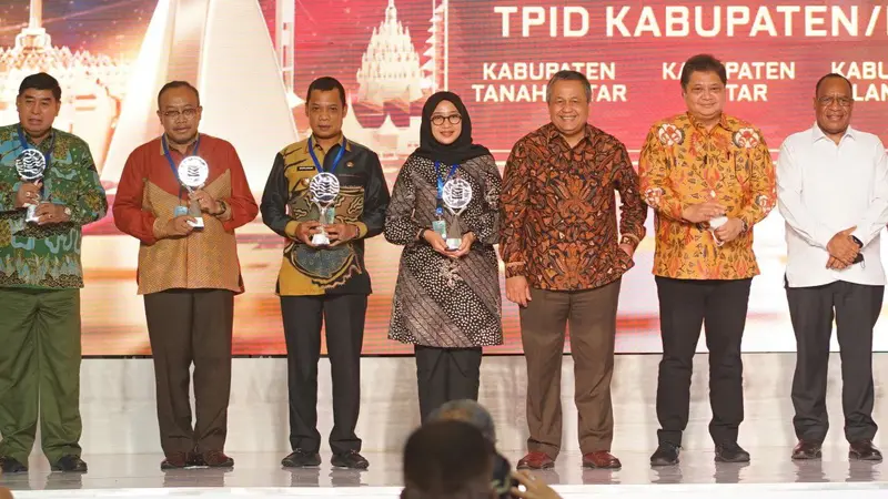 Bupati Banyuwangi Ipuk Fiestiandani (tengah) menerima Penghargaan TPID Terbaik  Jawa-Bali dari Menteri Koordinator Perekonomian Airlangga Hartanto. (Istimewa)