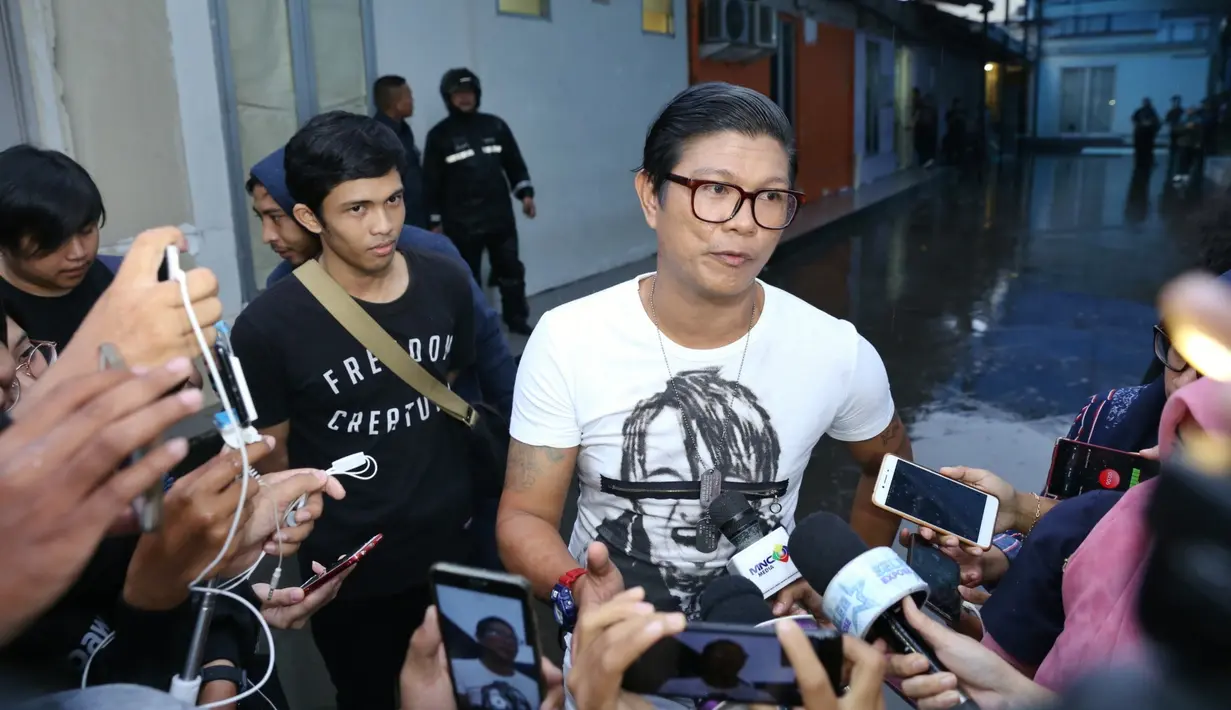 "Karena emang temen dari dulu terlalu Deket, ya temen gusnan juga (temennya). Temen sekolah juga. Temen sekolahnya si gusnan, saudara saya. Gitu. Pokoknya udah 2 tahunan lah temenannya," ujar Andika ek Kangen Band. (Nurwahyunan/Bintang.com)