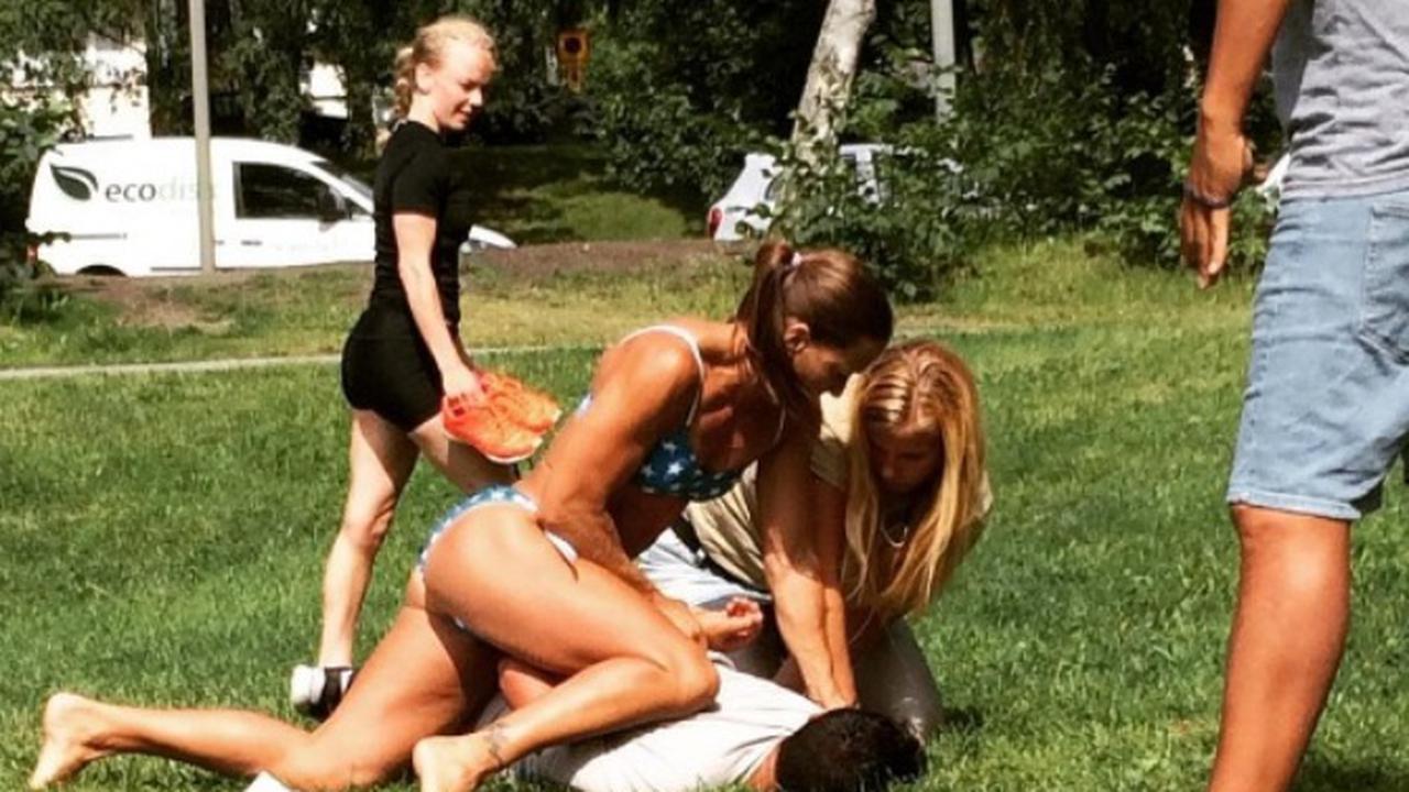 Berbikini, Polwan Seksi Beraksi Tangkap Copet