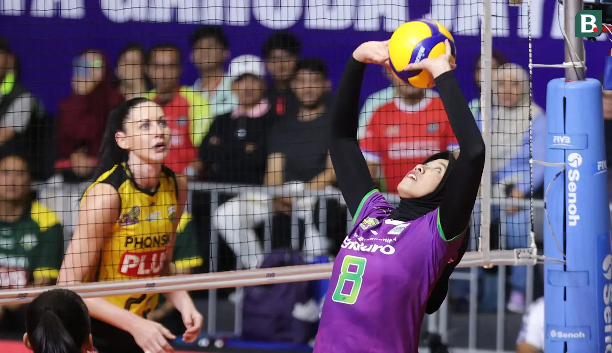 Bintang Jakarta Pertamina Enduro, Megawati Hangestri mencoba memberikan bola ke rekan satu timnya saat berhadapan dengan Gresik Phonska Plus pada laga seri lima putaran kedua di GOR Candradimuka Padepokan Voli Jenderal Polisi Kunarto, Sentul Bogor, Minggu (22/2/2026) malam WIB. (Bola.com/Abdul Aziz)