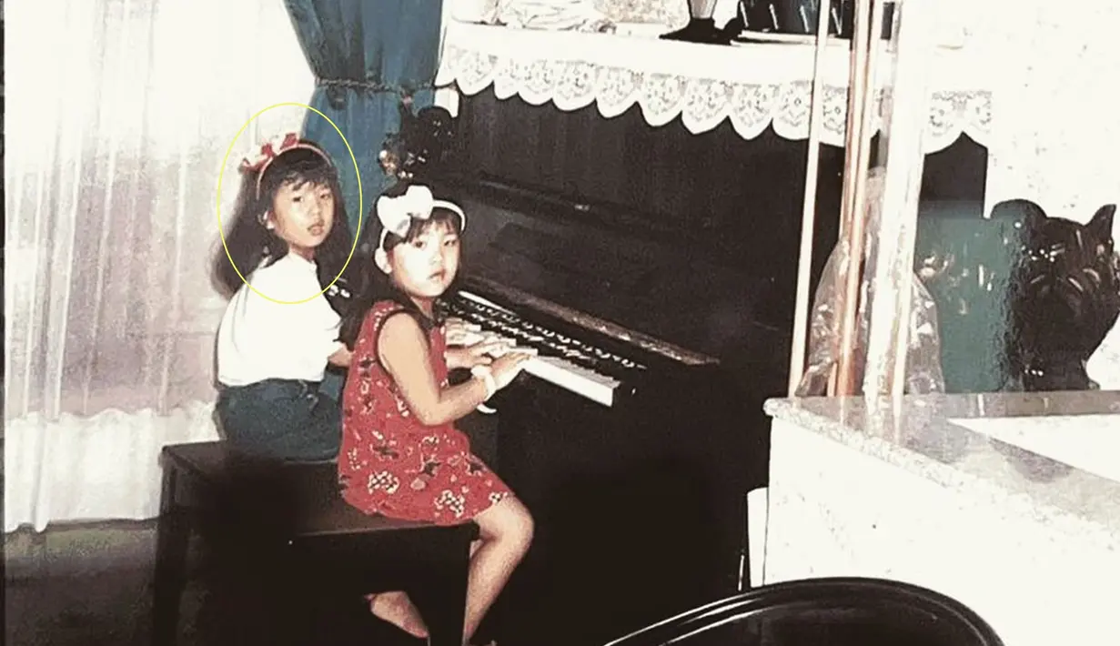 Ini adalah foto lawas masa kecil Valencia Tanoesoedibjo bareng Jessica Tanoesoedibjo adik ketiganya. Foto tersebut diunggah oleh Valencia saat adik tercinta itu resmi menikah dengan Jonathan Natakusuma. Berdarah Tionghoa – Indonesia, Valencia Tanoe dan Jessica Tanoe sudah cantik sedari kecil. Terpaut usia 1 tahun, kakak adik ini sudah dekat sejak kecil hingga kini telah sama-sama menikah. (Liputan6.com/IG/@valenciatanoe)