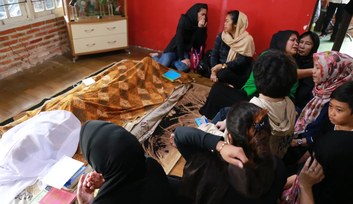 Jenazah Yon Koeswoyo disemayamkan di rumah duka di Jalan Salak, kawasan Pamulang, Tangerang Selatan, Banten. Alamarhum dimakamkan besok sembari menunggu putranya yang di Raja Ampat. (Adrian Putra/Bintang.com)