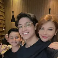 Tamara Bleszynski kerap menunjukkan kedekatan dengan kedua putranya. [Instagram @tamarablezynski]