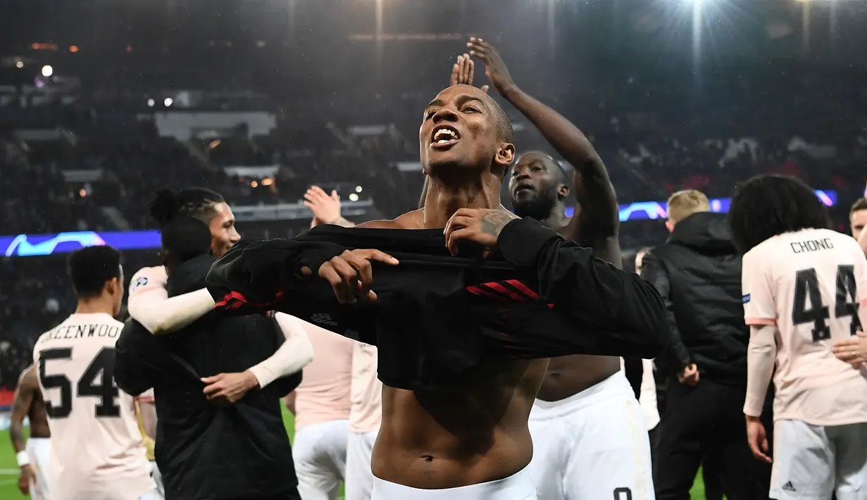 Pemain Manchester United Ashley Young (tengah) bersama rekan setimnya merayakan kemenangan atas Paris Saint-Germain (PSG) pada pertandingan Liga Champions di Stadion Parc des Princes, Paris, 6 Maret 2019. Young digaet Inter Milan dengan biaya 1,5 juta euro plus bonus. (Anne-Christine POUJOULAT/AFP)